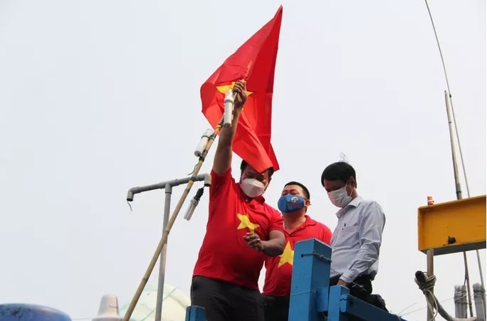 bao nguoi lao dong trao 10000 la co to quoc den ngu dan da nang hinh 1
