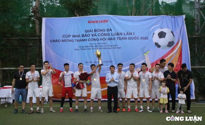 thong tan xa viet nam vo dich giai bong da cup nha bao va cong luan lan i hinh 1