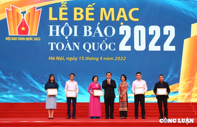 be mac hoi bao toan quoc 2022 bao nha bao va cong luan doat giai b bia bao tet an tuong hinh 6