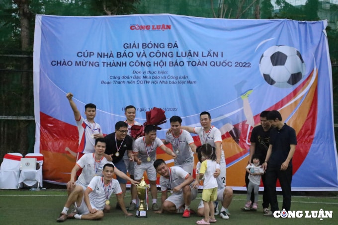 thong tan xa viet nam vo dich giai bong da cup nha bao va cong luan lan i hinh 27