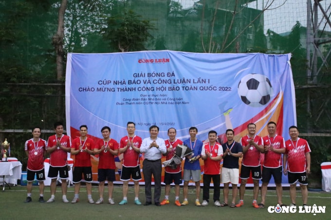 thong tan xa viet nam vo dich giai bong da cup nha bao va cong luan lan i hinh 28