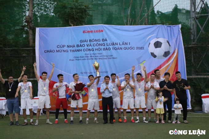 thong tan xa viet nam vo dich giai bong da cup nha bao va cong luan lan i hinh 26