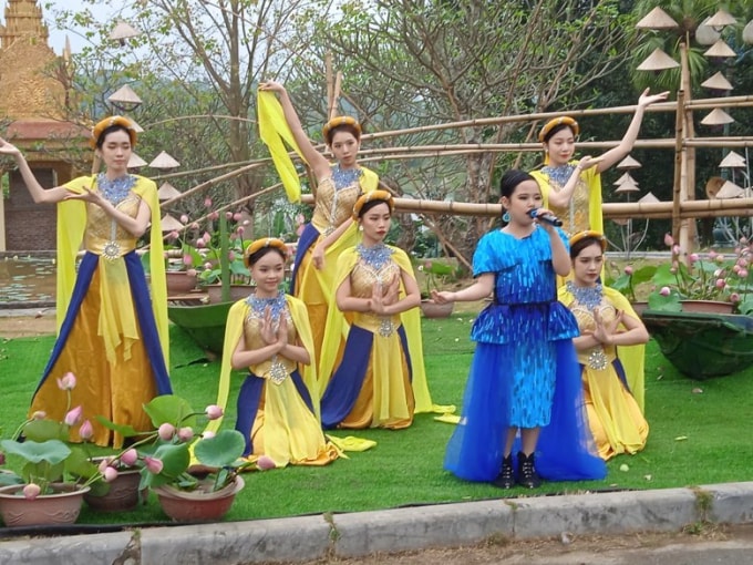 trung bay ton vinh sen trong doi song van hoa viet hinh 7