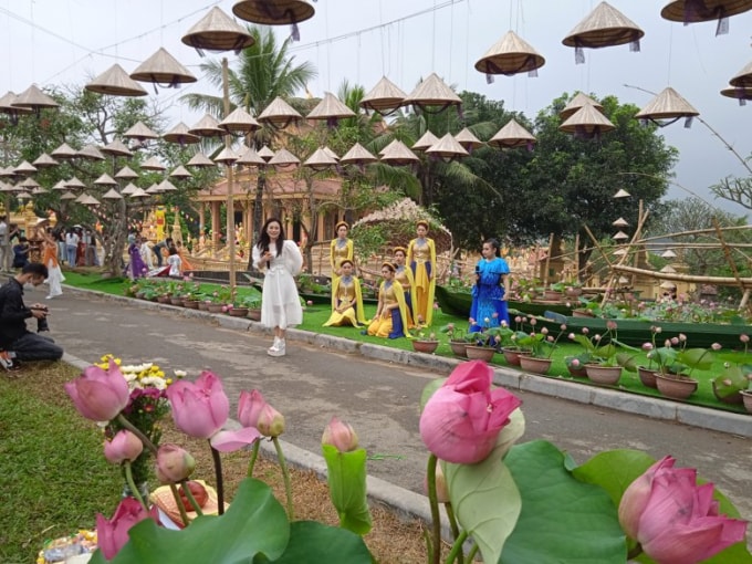 trung bay ton vinh sen trong doi song van hoa viet hinh 6