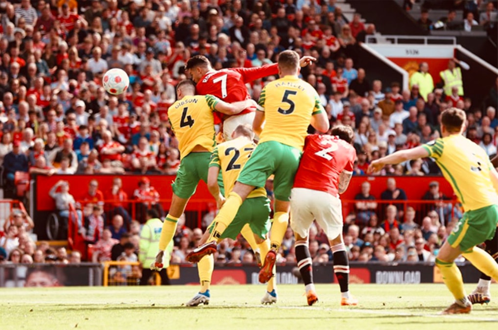 ronaldo toa sang giup man utd thap sang hy vong tro lai top 4 hinh 3