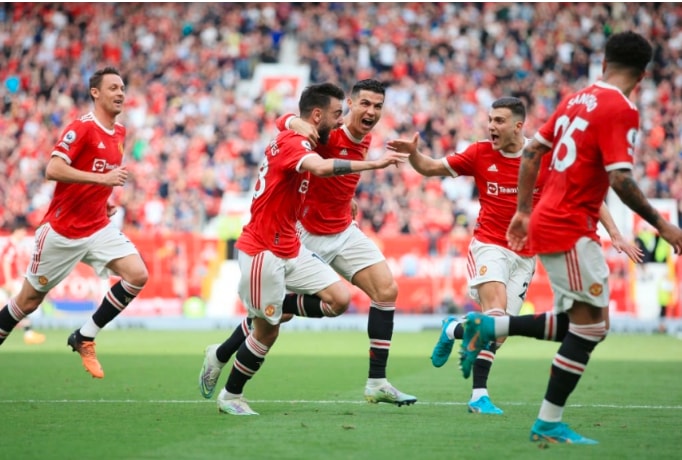 ronaldo toa sang giup man utd thap sang hy vong tro lai top 4 hinh 4