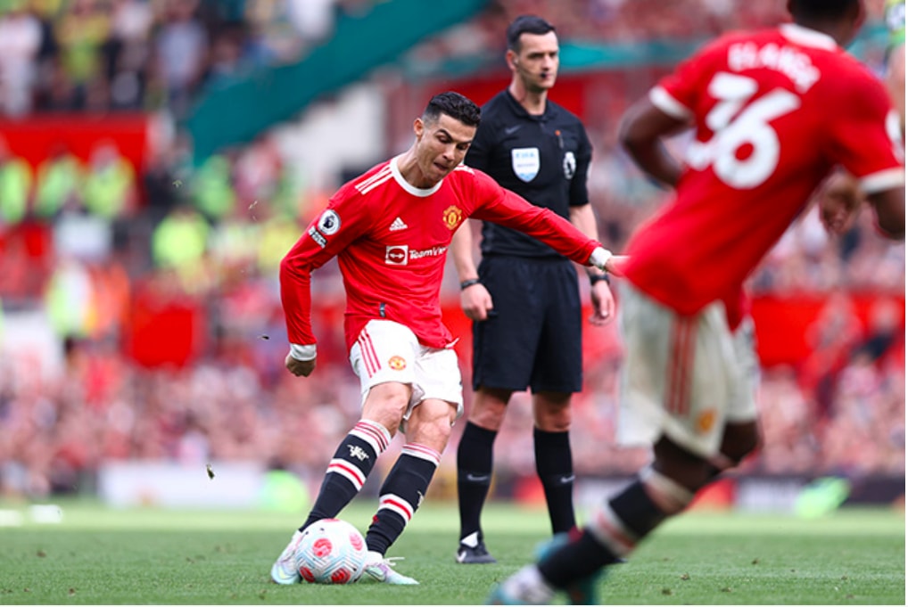 ronaldo toa sang giup man utd thap sang hy vong tro lai top 4 hinh 5
