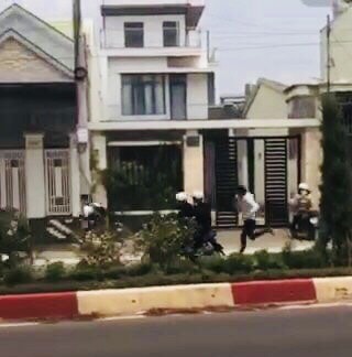 gia lai nam hoc sinh lop 12 bi mot thanh nien la mat cam dao duoi danh hinh 1