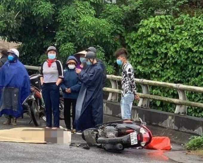 hai duong xe dau keo chuyen huong va cham voi xe may mot co gai tu vong hinh 1