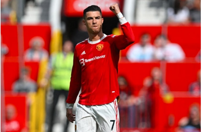 ronaldo toa sang giup man utd thap sang hy vong tro lai top 4 hinh 1