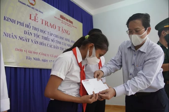 bao nguoi lao dong trao 100 trieu tien hoc bong cho hoc sinh dan toc thieu so hoan canh kho khan hinh 1