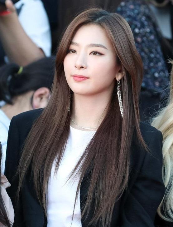 moonbyul seulgi iu va hang loat sao nu quyen ru trong nhung bo vest hinh 3