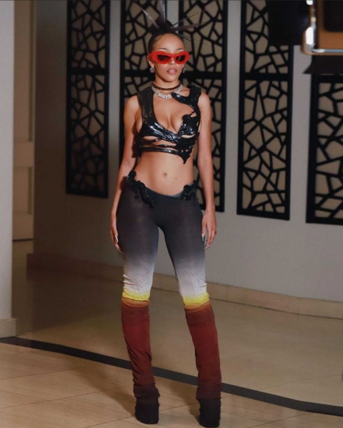 le hoi am nhac coachella 2022 an tuong voi nhung trang phuc he ruc chay hinh 3