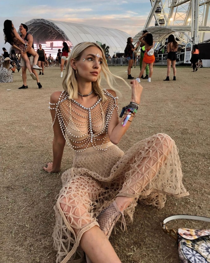 le hoi am nhac coachella 2022 an tuong voi nhung trang phuc he ruc chay hinh 5