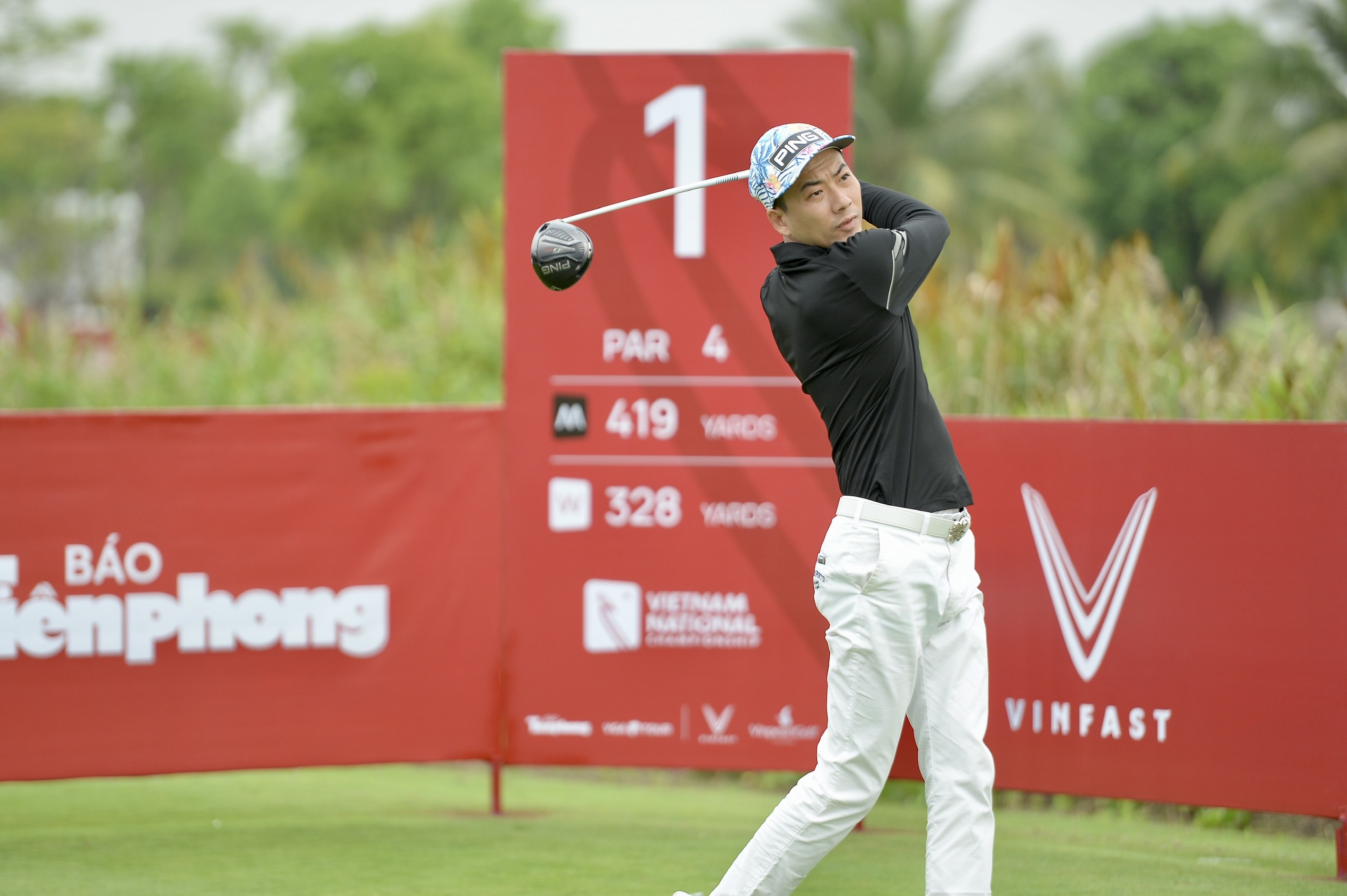 giai vo dich golf quoc gia 2022 golfer pham minh phong tam dan dau voi 3 gay am hinh 1