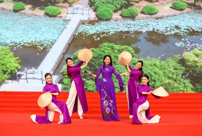 khi nguoi lam bao chay het minh tren san khau hinh 1