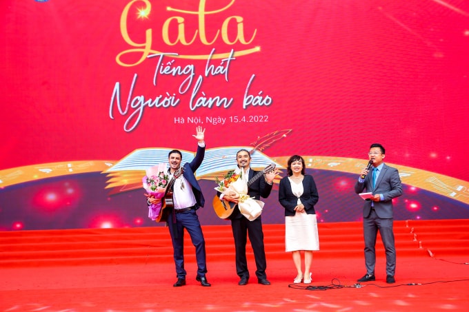khi nguoi lam bao chay het minh tren san khau hinh 2