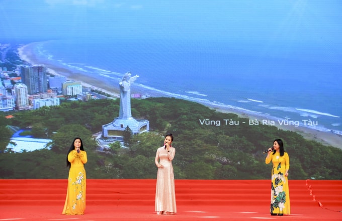 khi nguoi lam bao chay het minh tren san khau hinh 4
