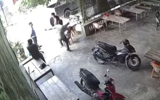 vu nhom nguoi da guc chu nha truoc cua cong an trieu tap 2 nguoi de lam ro su viec hinh 1