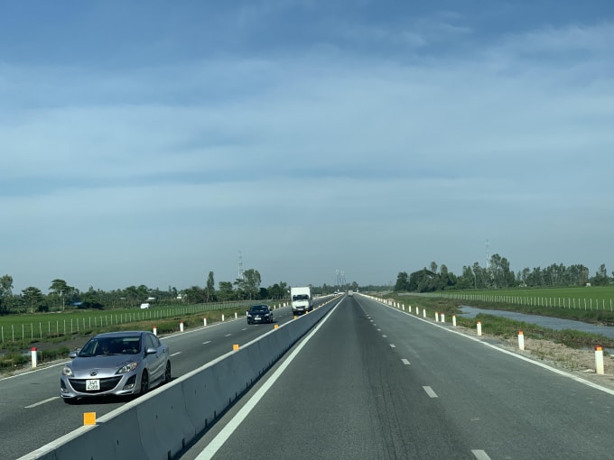 sau 1 nam khai thac tuyen duong lo te  rach soi da xuat hien hu hong hinh 2