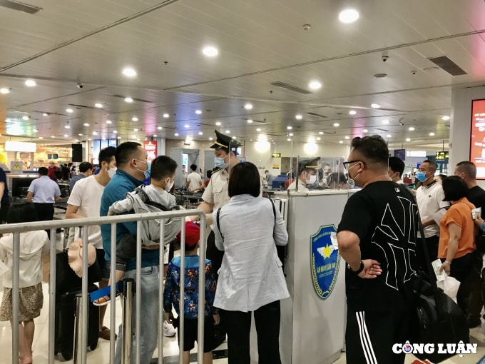 han che nguoi don tien tai san bay cang hang khong dip nghi le 30 4 hinh 1