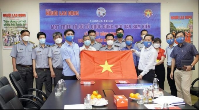 bao nguoi lao dong trao tang 100000 la co to quoc cho cuc kiem ngu viet nam hinh 1