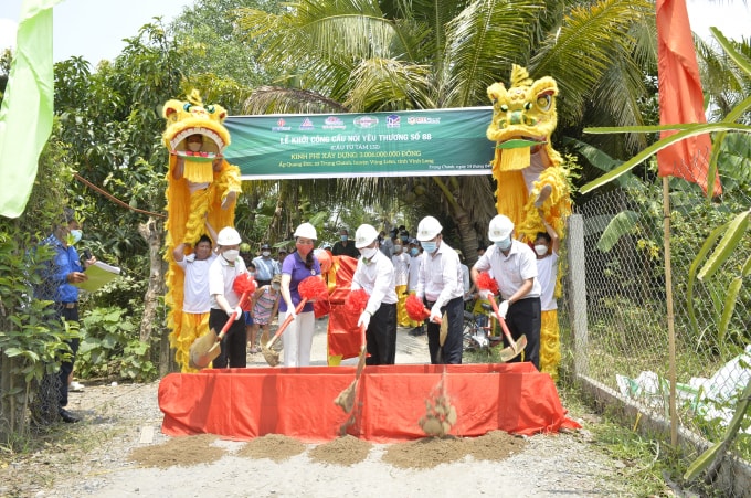 nhua tien phong khoi cong cau noi yeu thuong so 88 tai vinh long hinh 1