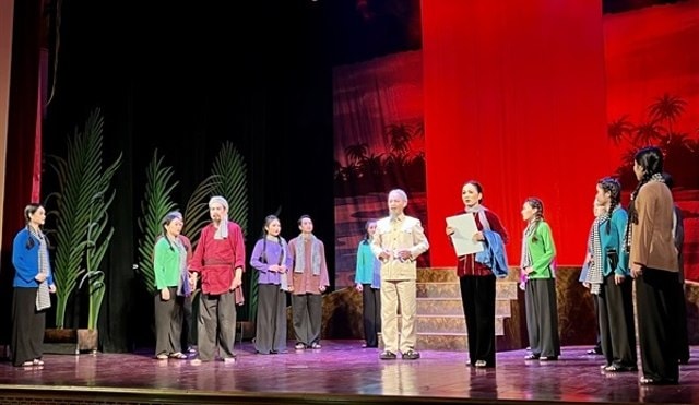 tai hien cuoc doi nu tuong ba dinh qua san khau tuong hinh 1