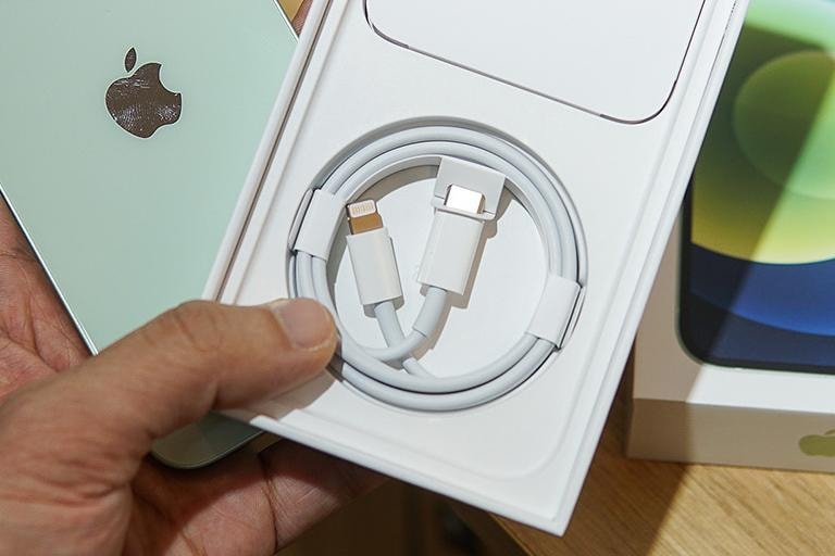 apple bi buoc boi thuong vi ban iphone khong kem bo sac trong hop hinh 1