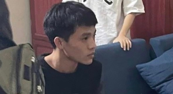 nam thanh nien dung anh nong cua ban gai quen qua mang de tong tien hinh 1