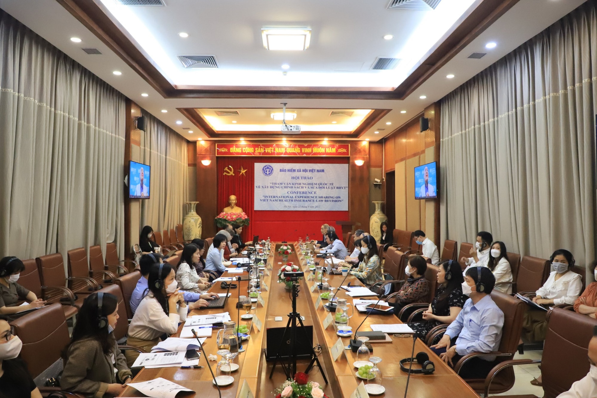 hoi thao tham van kinh nghiem quoc te ve xay dung chinh sach va sua doi luat bhyt hinh 1