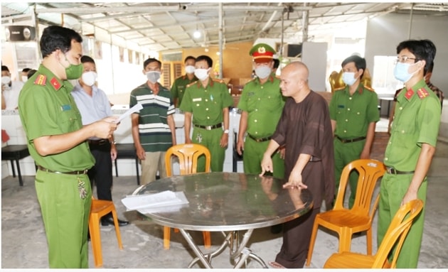 khoi to ke gia danh nha su de nhan nuoi nhieu tre mo coi roi hanh ha hinh 1