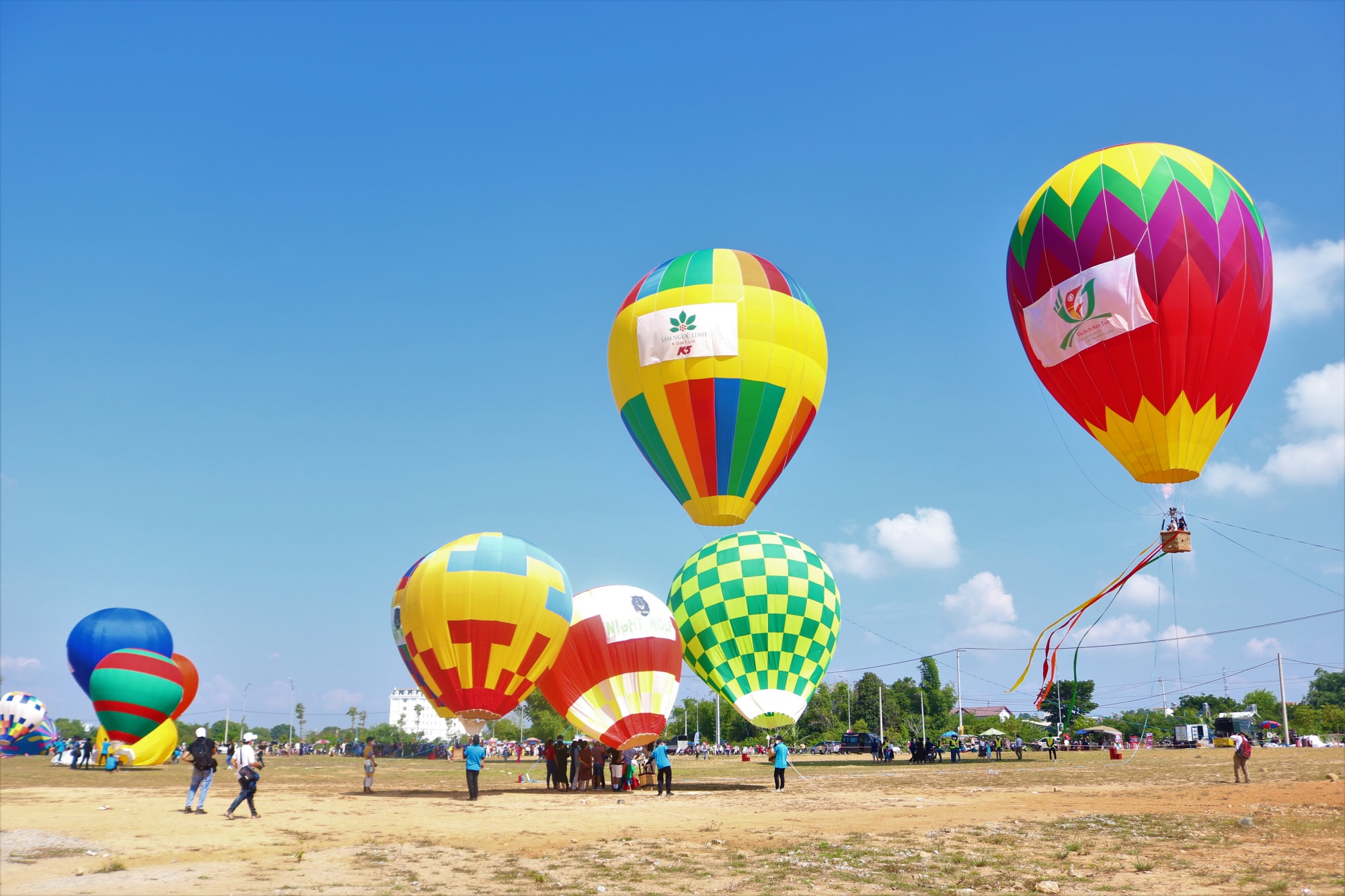 hang nghin du khach do ve kon tum tham du ngay hoi khinh khi cau hinh 1