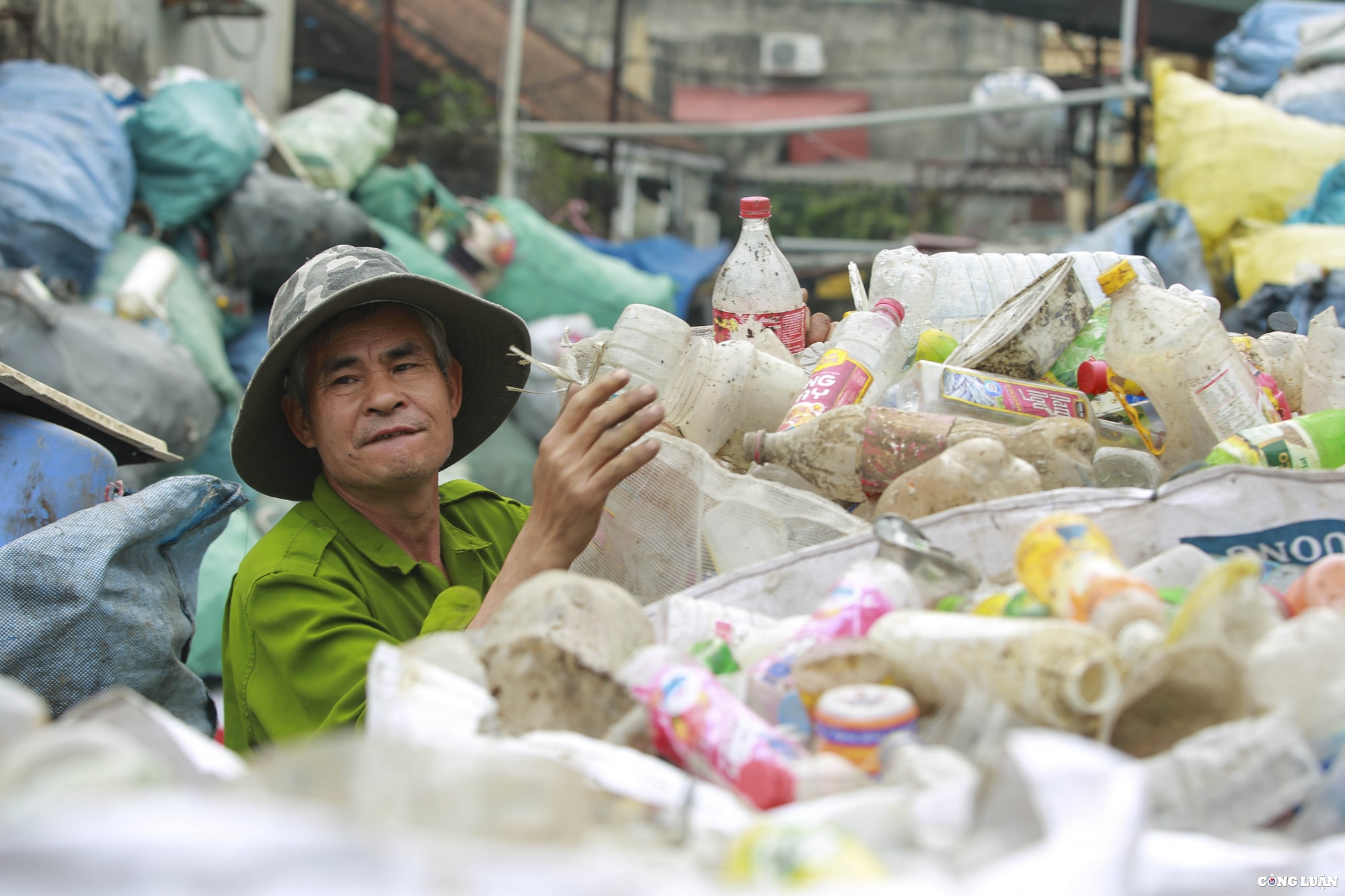 can canh thu phu tai che rac thai nhua lon nhat thanh pho ha noi hinh 12