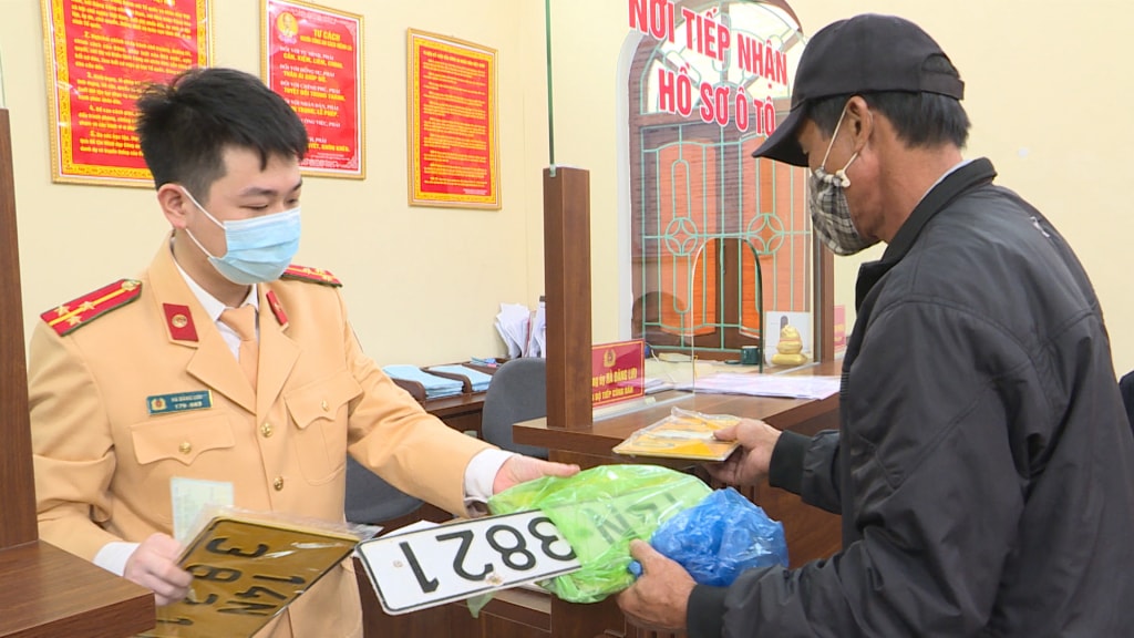 de xuat bien so xe o to di theo nguoi khi da trung dau gia hinh 1