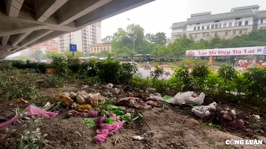 dai phan cach duong vanh dai 3 ha noi bi bien thanh bai do rac hinh 8