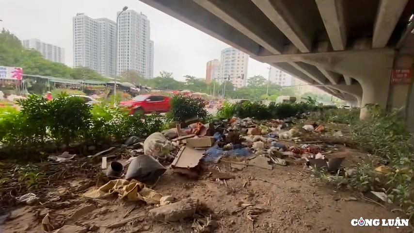dai phan cach duong vanh dai 3 ha noi bi bien thanh bai do rac hinh 1