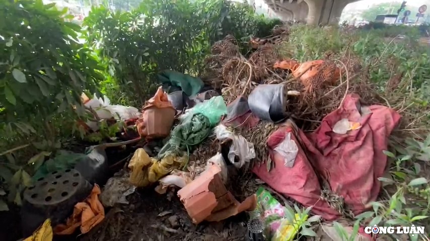 dai phan cach duong vanh dai 3 ha noi bi bien thanh bai do rac hinh 9