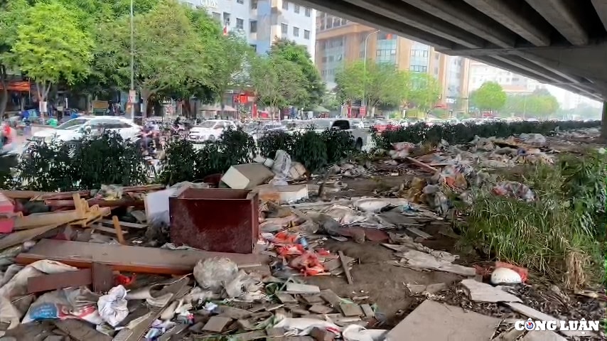 dai phan cach duong vanh dai 3 ha noi bi bien thanh bai do rac hinh 2
