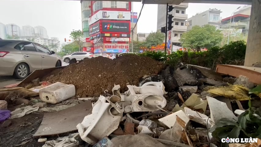 dai phan cach duong vanh dai 3 ha noi bi bien thanh bai do rac hinh 6