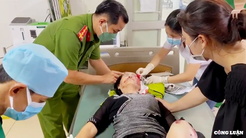 4 can bo cong an dung xe dac chung dua nguoi phu nu nguy kich di cap cuu hinh 1