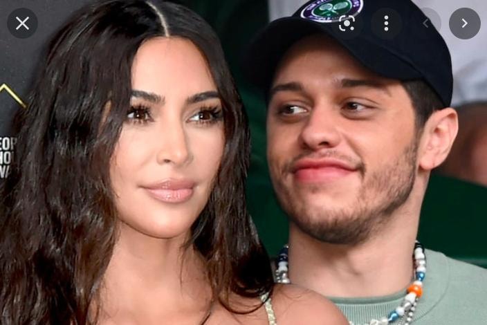 kim kardashian va pete davidson tinh tu o le trao giai mark twain 2022 hinh 5