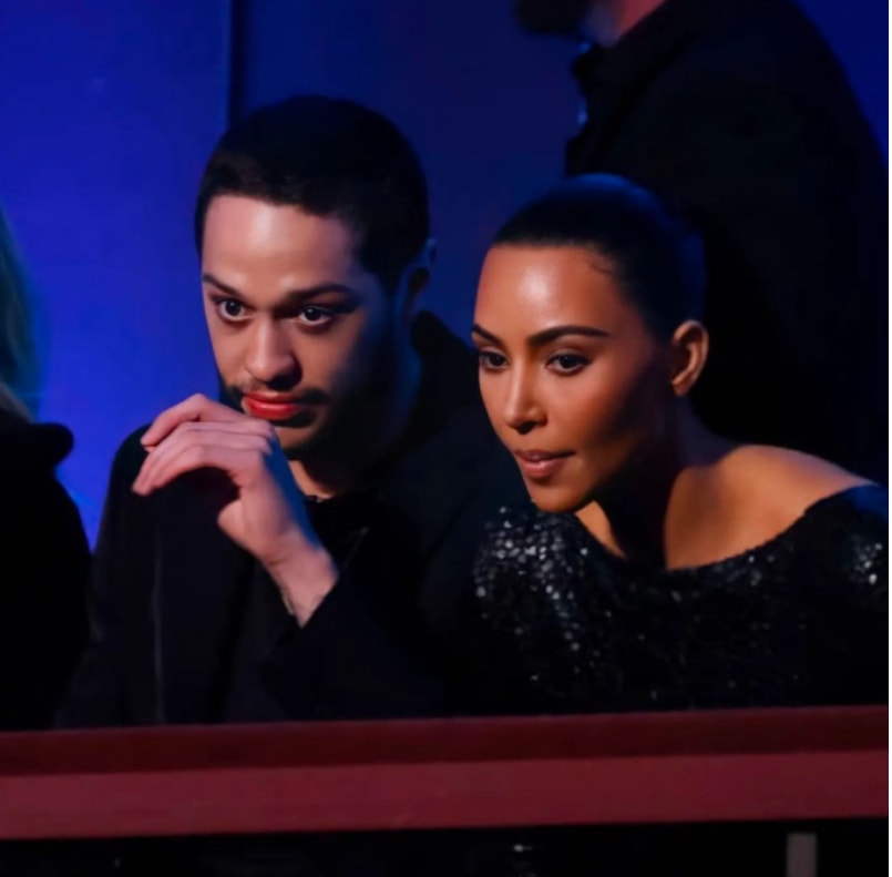kim kardashian va pete davidson tinh tu o le trao giai mark twain 2022 hinh 1