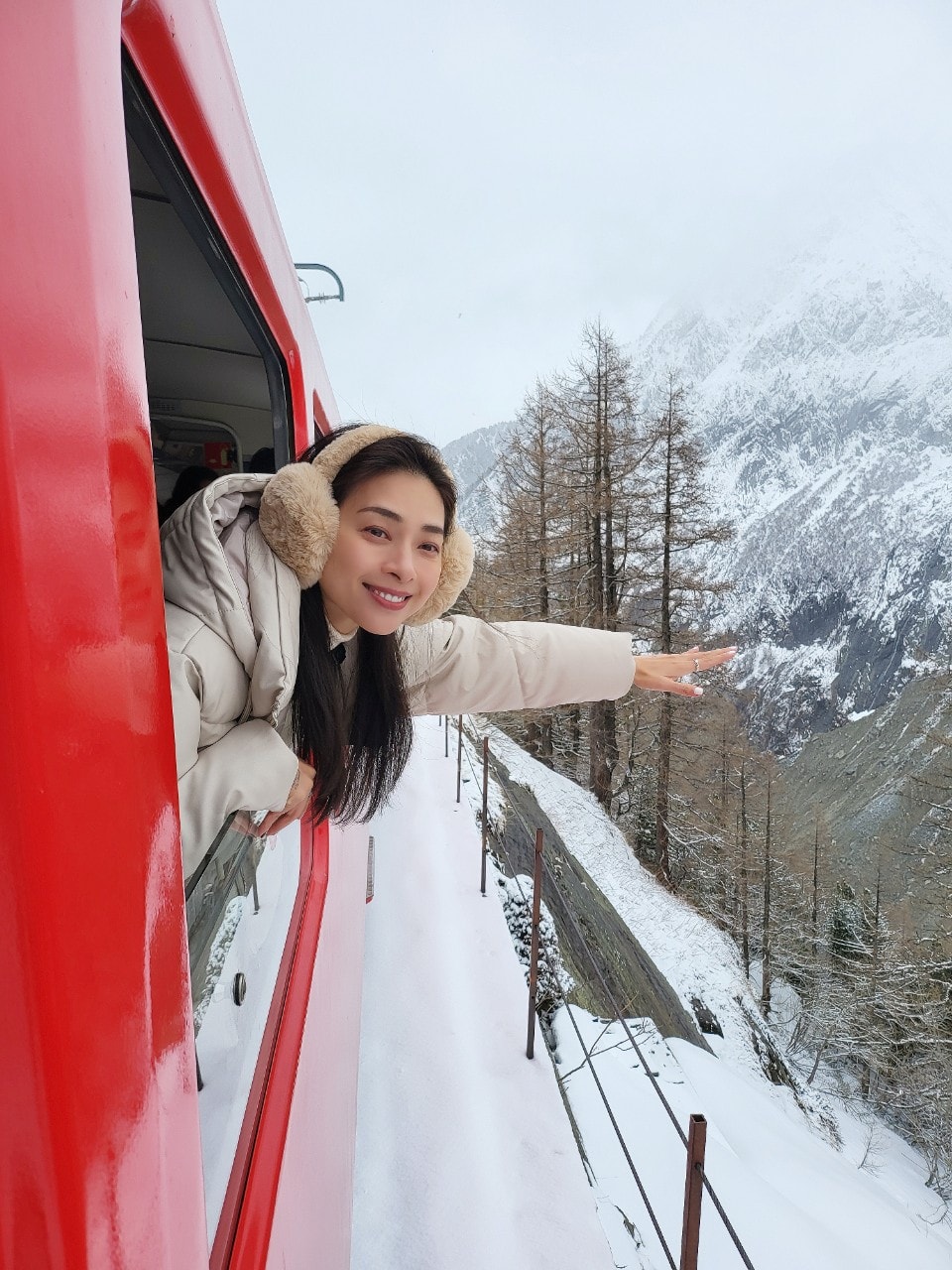 ngo thanh van va ban trai huy tran du hi chau au truoc le cuoi hinh 1
