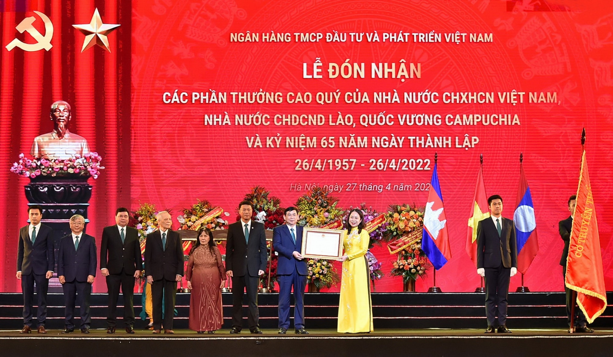 bidv don nhan cac phan thuong cao quy nhan ky niem 65 nam ngay thanh lap hinh 1