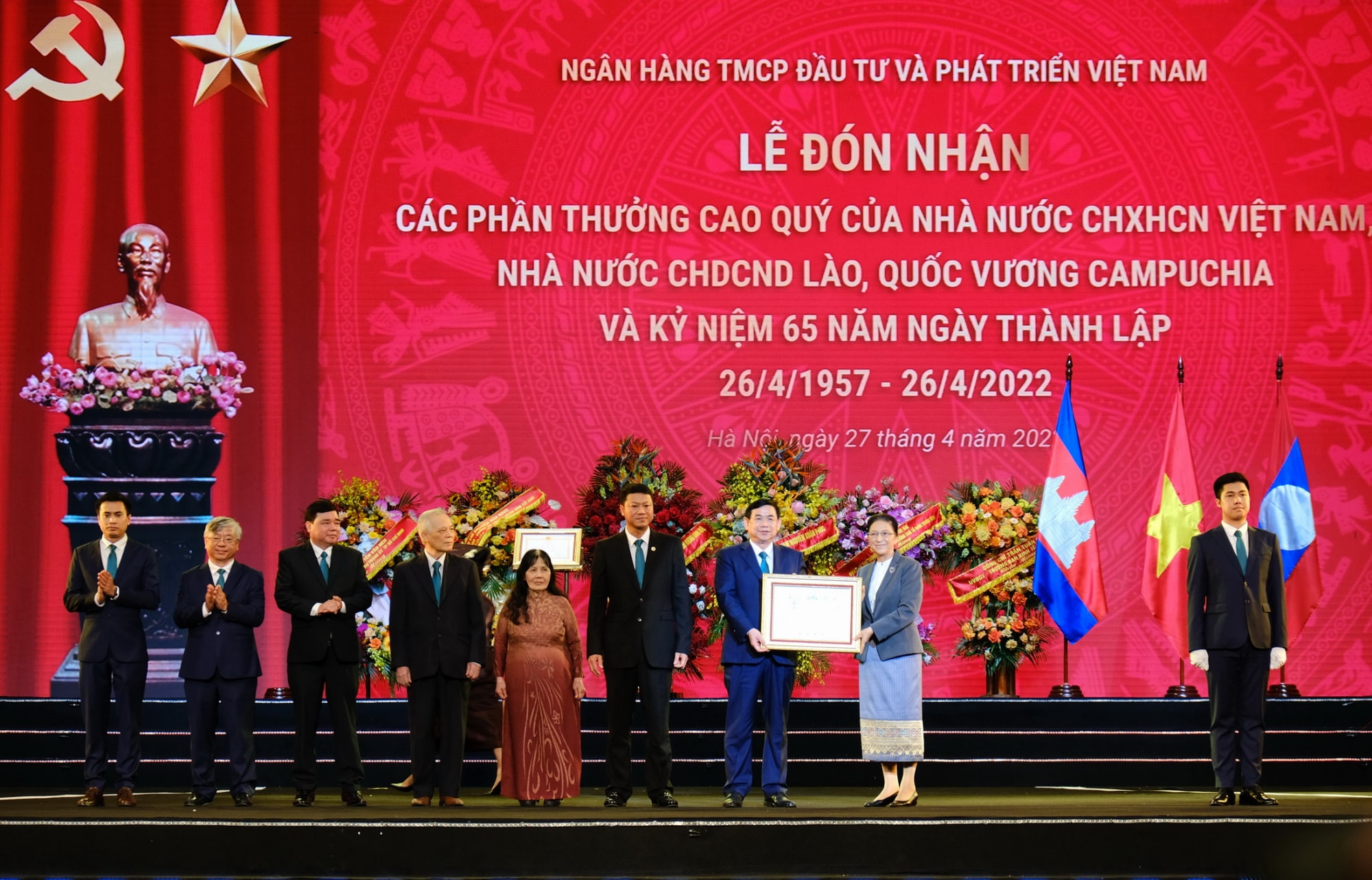bidv don nhan cac phan thuong cao quy nhan ky niem 65 nam ngay thanh lap hinh 2