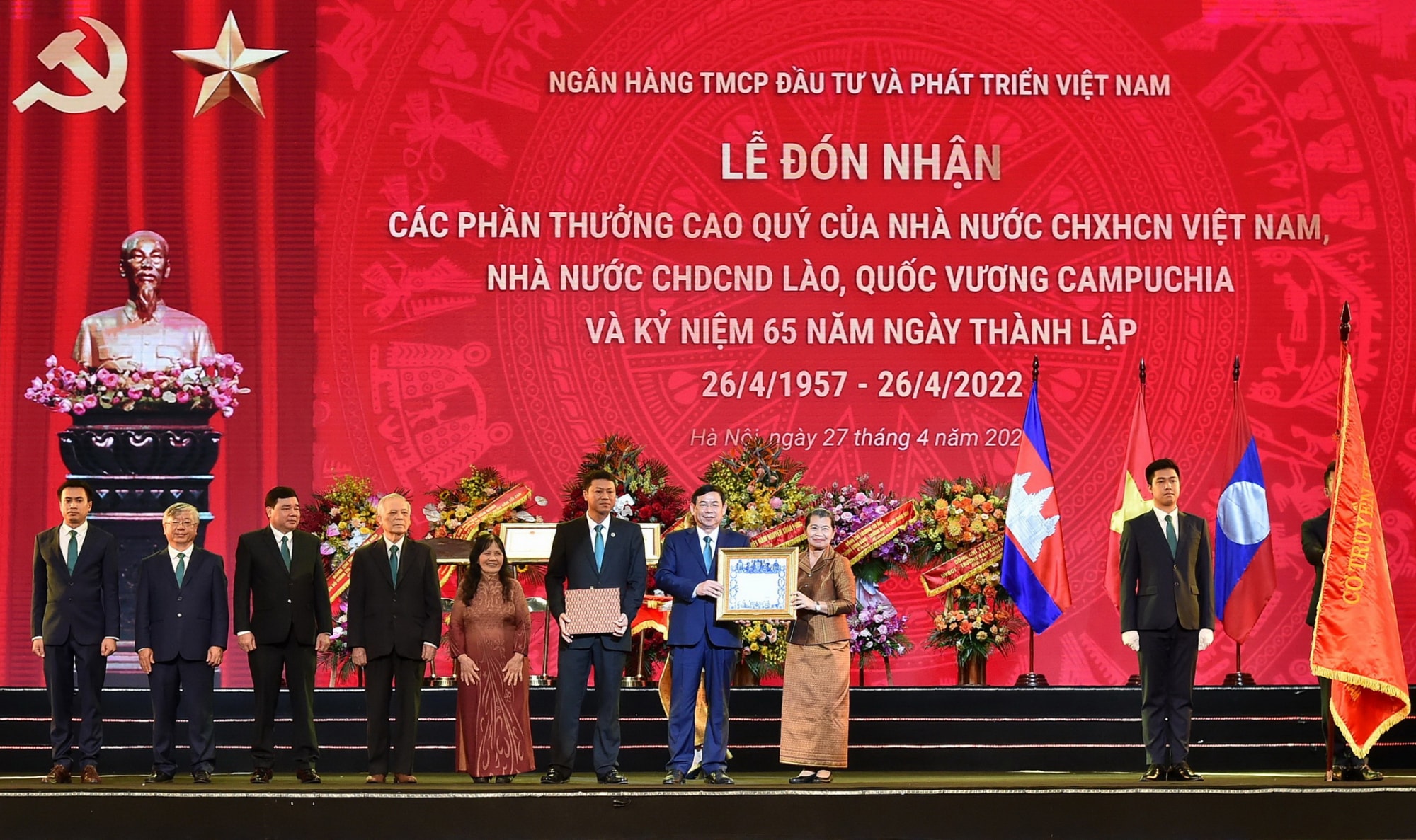 bidv don nhan cac phan thuong cao quy nhan ky niem 65 nam ngay thanh lap hinh 3