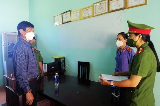 nguyen pho chu tich huyen la grai bi khoi to vi ky hang loat so do tu ho so gia hinh 1