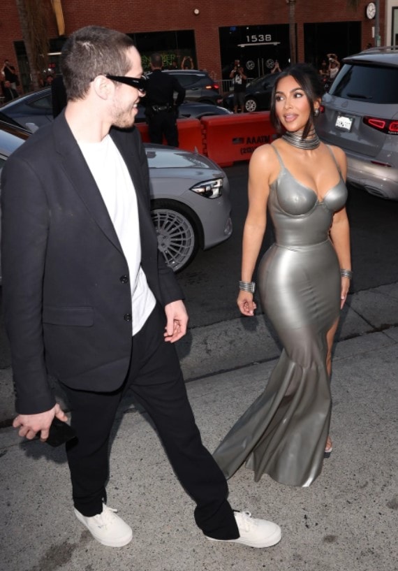 kim kardashian va pete davidson tinh tu o le trao giai mark twain 2022 hinh 4
