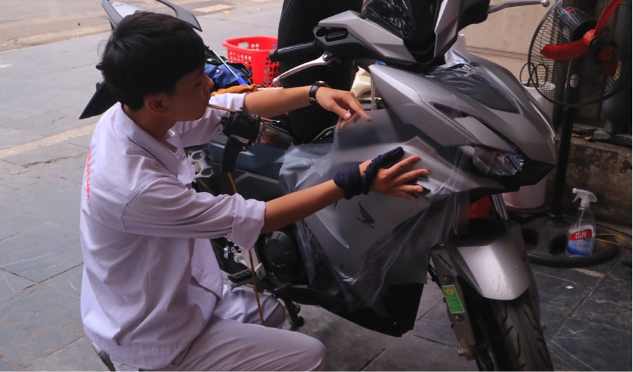 nguoi dan ha noi tap nap dua xe di bao duong truoc ky nghi le hinh 1
